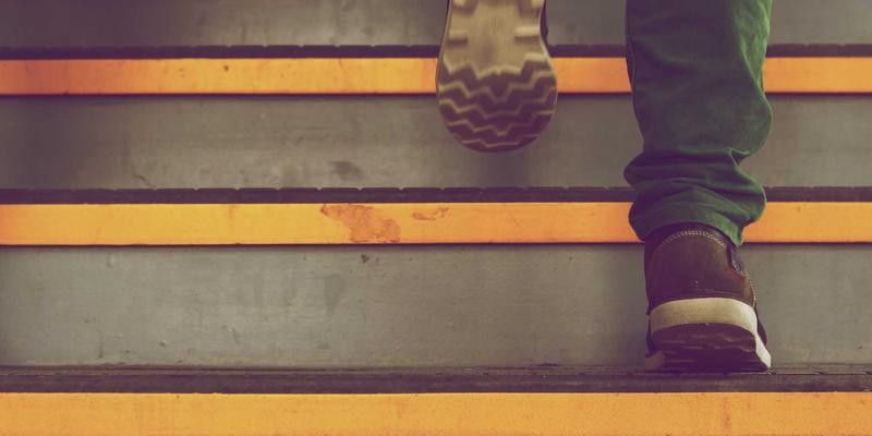 算法不再黑箱:第五科技浪潮下,AI伦理治理的编程实践与透明度革命